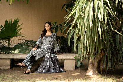 (Black & White) 3 Pc Floral Printed Lawn Dress-Raniya.h