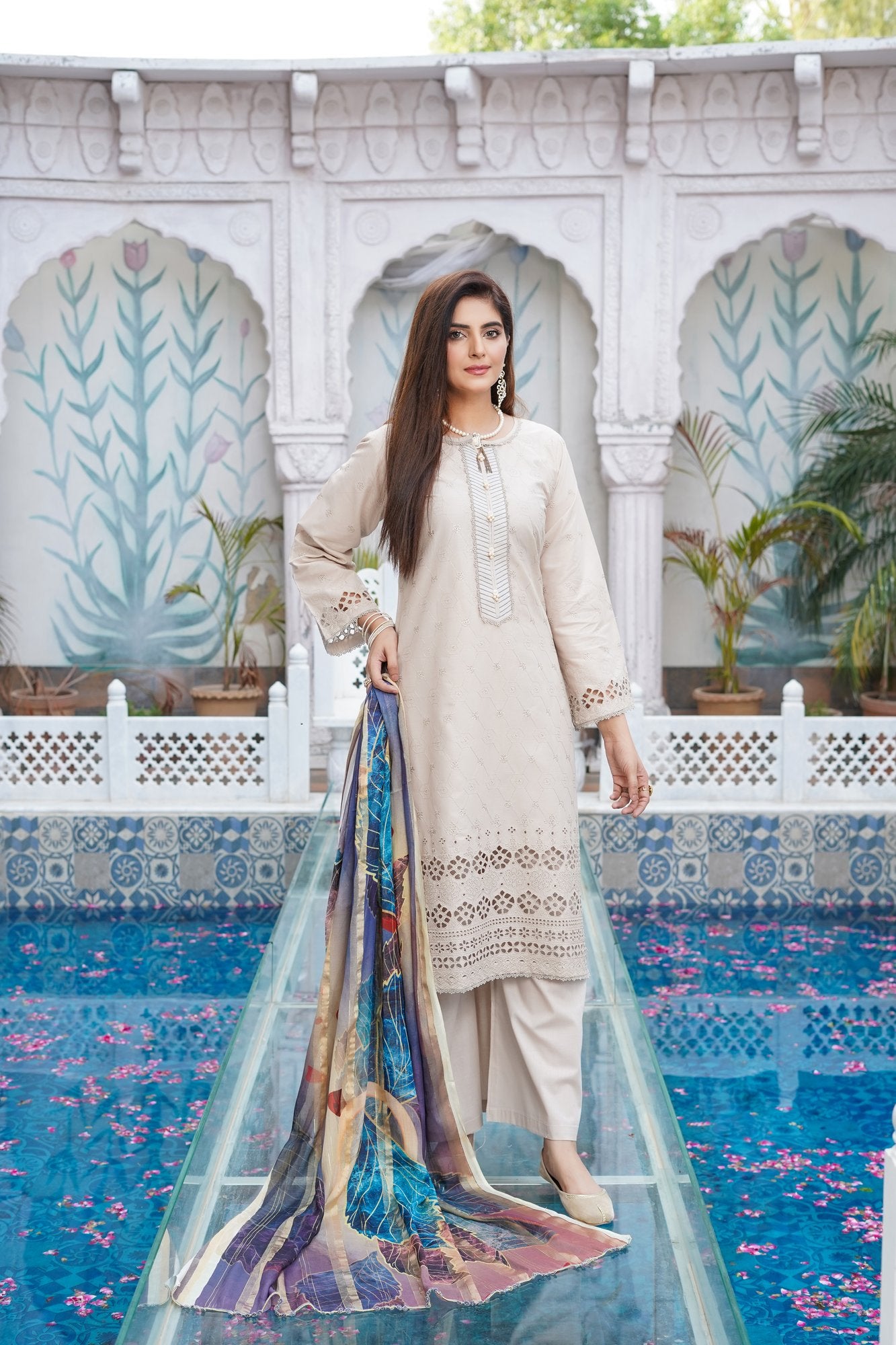 Ivory | Chikankari Schifflil Lawn | 3 Pc | MUNIRA