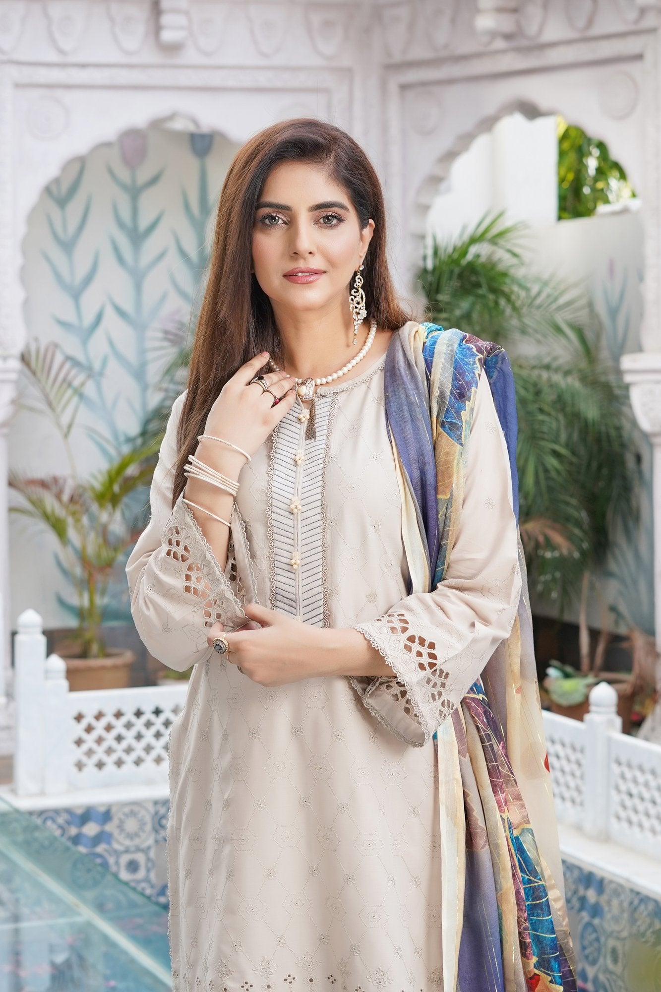 Ivory | Chikankari Schifflil Lawn | 3 Pc | MUNIRA