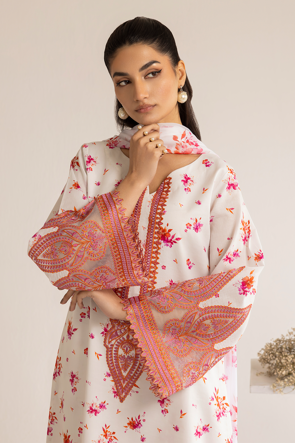 (WHITE) 3 Piece "Dastaan" Embroidered Lawn Dress - Esra Fashion